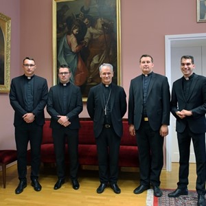 Nadbiskup Kutleša povjerio službe ovogodišnjim mladomisnicima